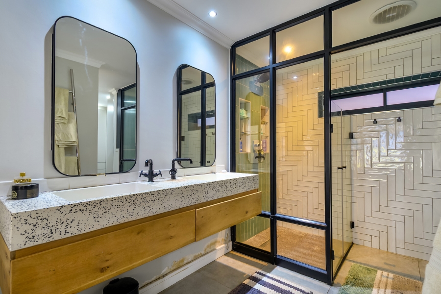 6 Bedroom Property for Sale in Kenridge Heights Western Cape